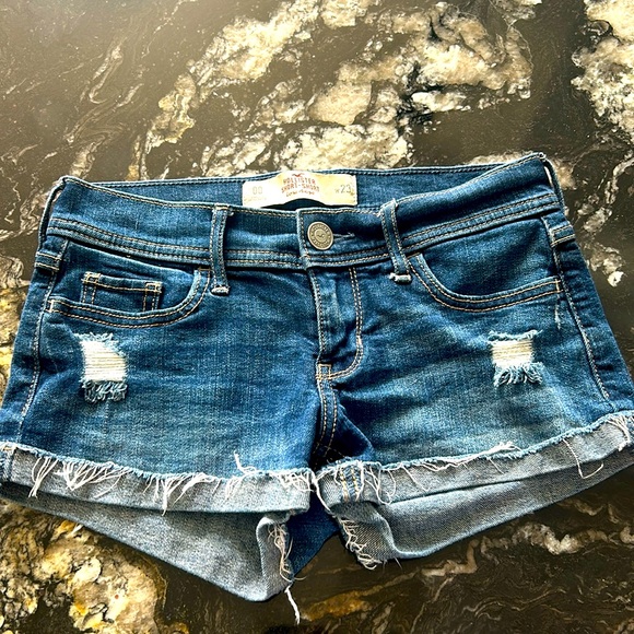 Hollister Pants - Hollister low rise jean short shorts!